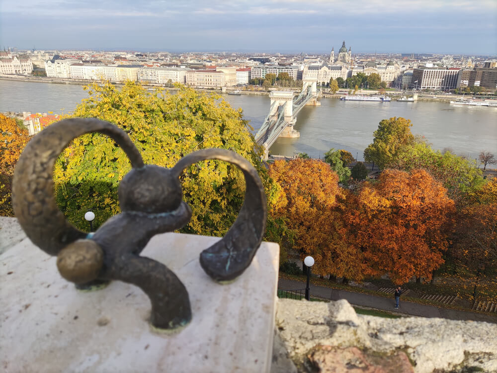 Öffentliche Tour im Budaer Burgviertel - Panorama mit Hasen-Statue von Mihail Kolodko