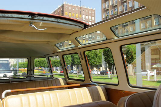 Private Busfahrt mit einem VW Bulli Samba - einen kultigen Retro-Bus in Budapest